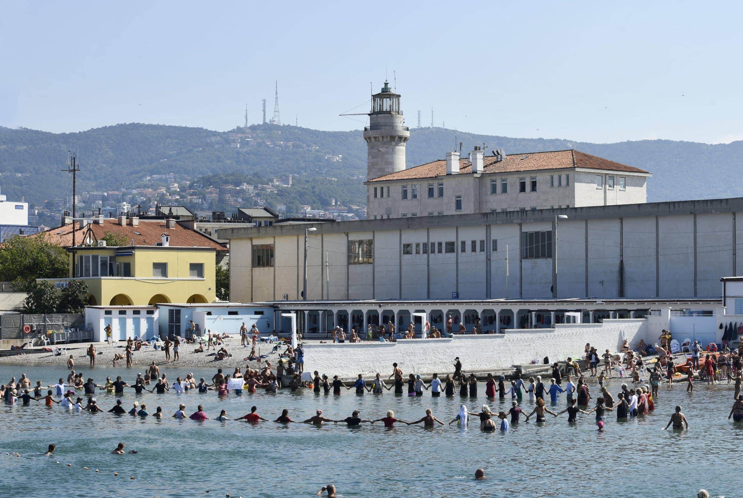 Burkini A Trieste La Polemica Finisce In Mare Bagno Vestiti Al Lido