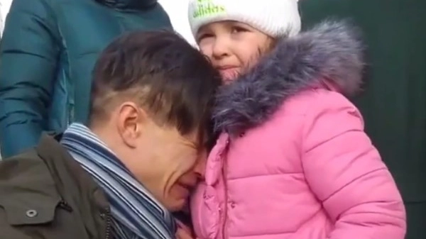 Ucraina il soldato piange mentre saluta la figlia