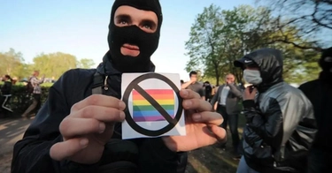 Russia, prime condanne al movimento Lgbt: neanche i gioielli passano inosservati