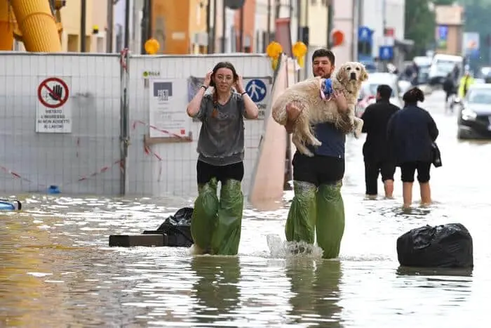 Alluvione Emilia Romagna, i giovani angeli del fango al motto "I care"