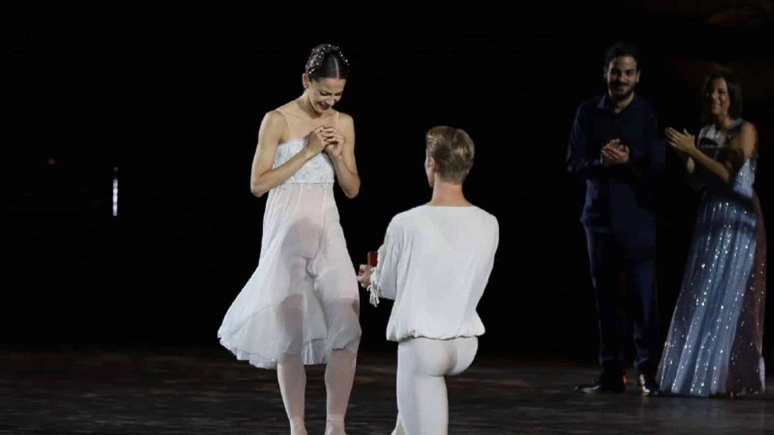 La proposta di nozze in scena all'Arena di Verona: Timofej Andrijashenko chiede la mano a Nicoletta Manni