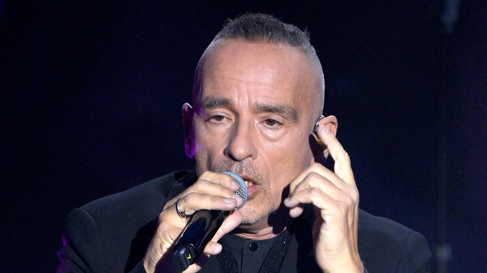 Ospite del festival di Sanremo, canta “Terra promessa” e poi con parole chiare e semplici lancia l'appello: “Pace”