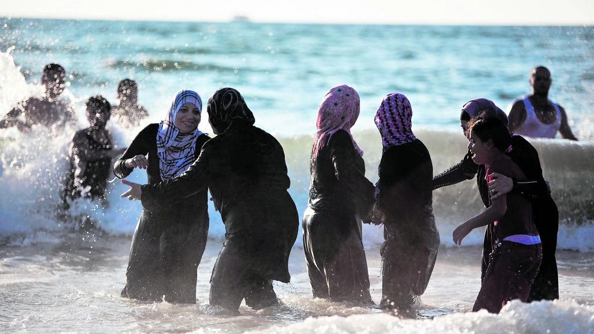 "Inaccettabile il comportamento degli stranieri musulmani che entrano abitualmente in acqua con i loro vestiti": la polemica sulla spiaggia di Marina Julia a Monfalcone (Instagram)