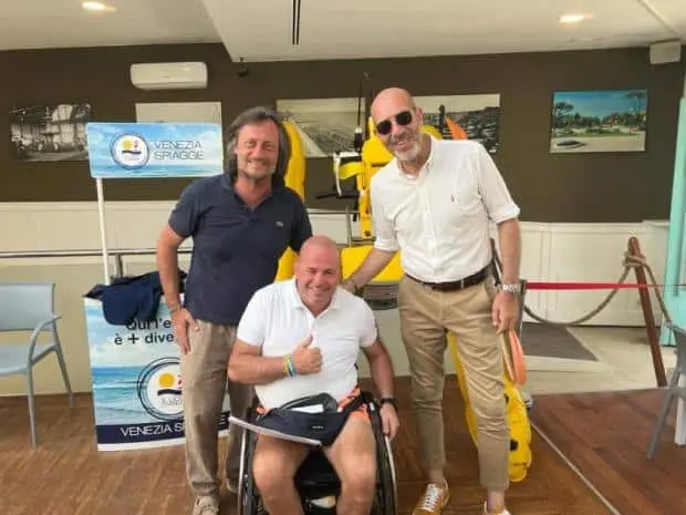 Venezia, un'handbike acquatica per turisti con disabilità