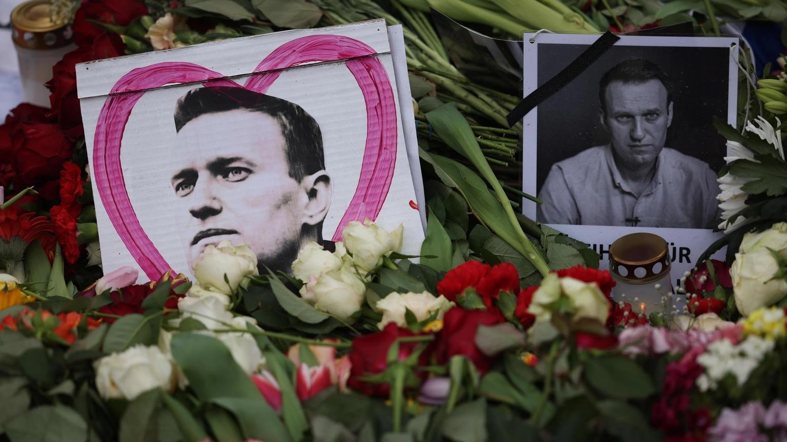 A Milano una dozzina di persone che stavano deponendo fiori per il dissidente russo morto sono state identificate dalla Digos. Polemiche contro la Lega alla fiaccolata bipartisan a Roma
