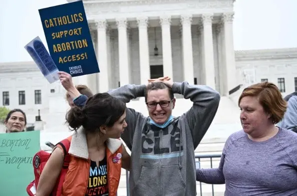 Sentenza aborto Usa, folla alla Corte Suprema: esplode la rabbia, proteste in tutto il Paese