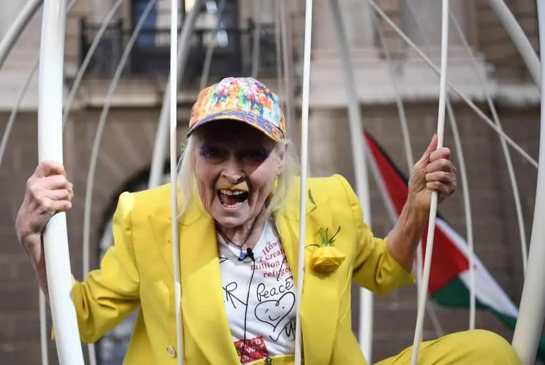 Vivienne Westwood, l'anticonformista della moda. Portò in passerella la lotta al cambiamento climatico