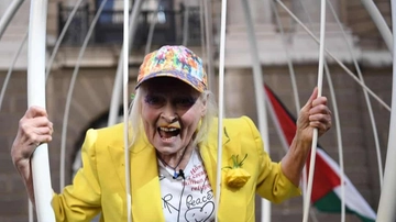 Vivienne Westwood, l'anticonformista della moda. Portò in passerella la lotta al cambiamento climatico