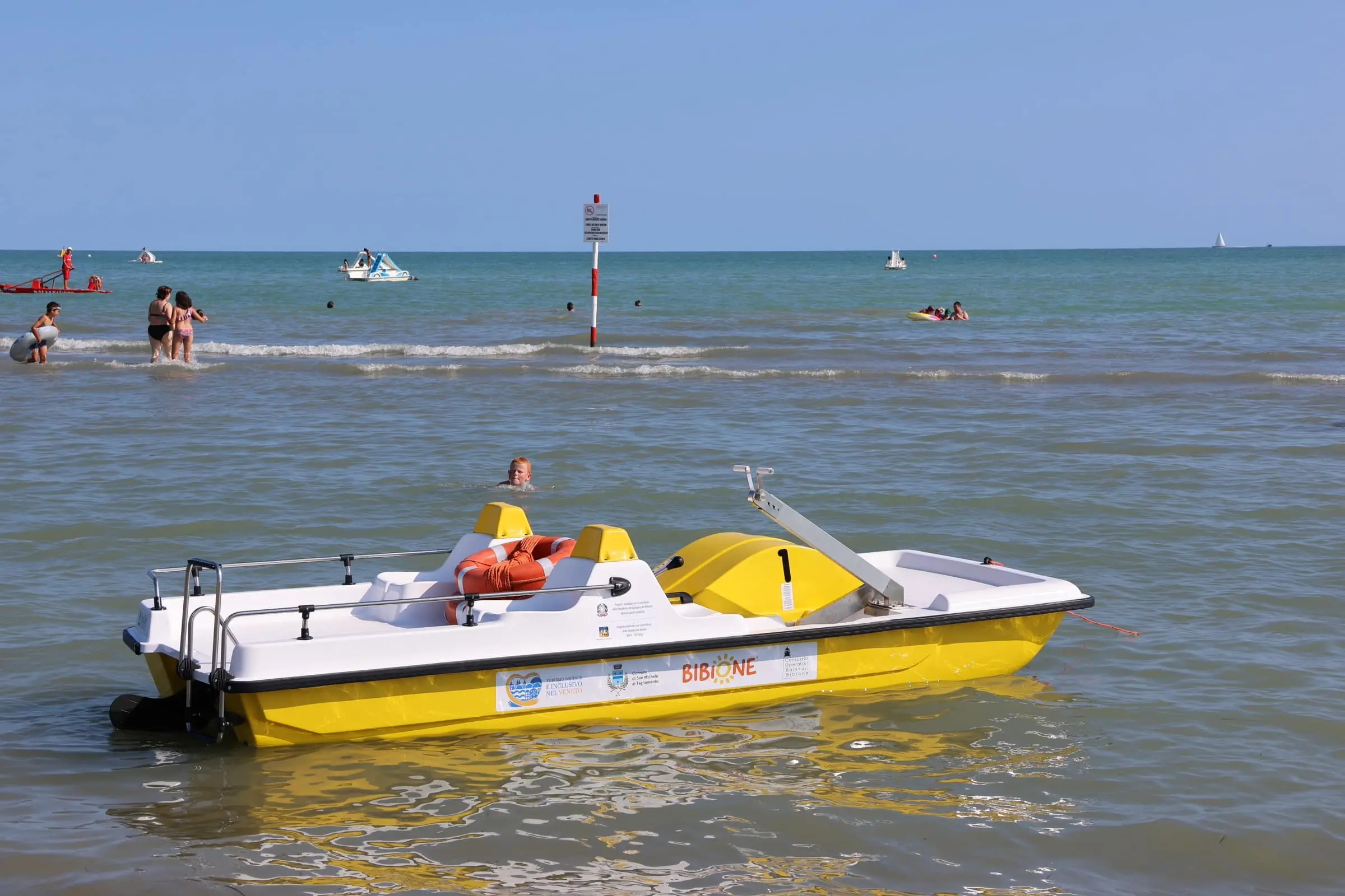 A Bibione arrivano i primi pedalò accessibili. Come funzionano