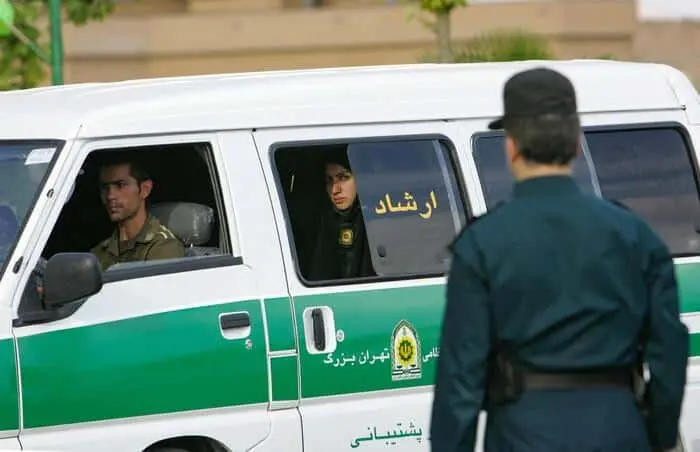 Iran, abolita la polizia morale. Resta l'obbligo del velo, mentre le proteste continuano