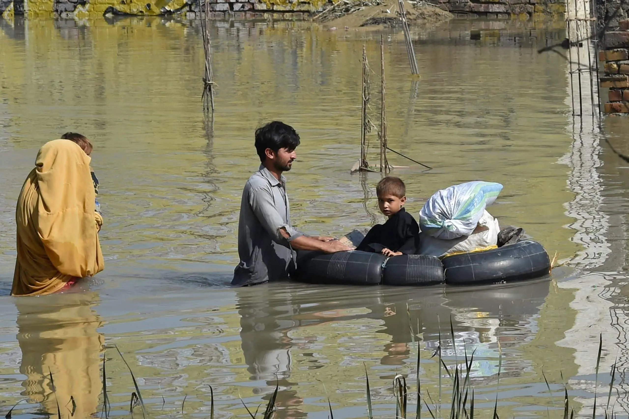 Pakistan, per le inondazioni morte oltre mille persone. Save The Children: "Vittime 348 bambini"