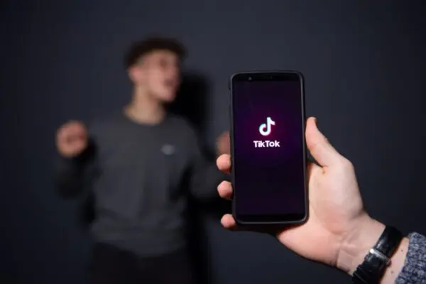 TikTok difende la comunità Lgbtq+: vietati deadnaming e misgendering nei video. Ecco cosa sono