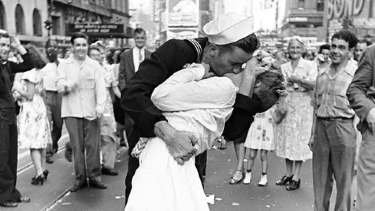 L'iconico bacio a Times Square (Instagram)