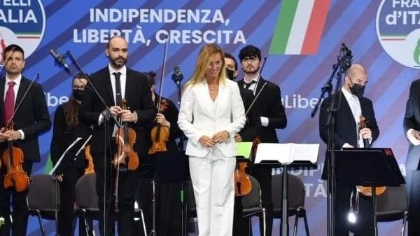 Beatrice Venezi ha diretto l’orchestra de “I virtuosi italiani” nella giornata conclusiva della convention di Fdi a Milano
