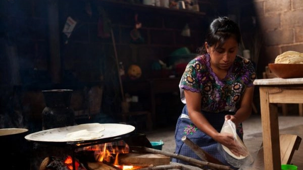 Tzotzil woman makes corn tortillas in Zinacantan/Mexico