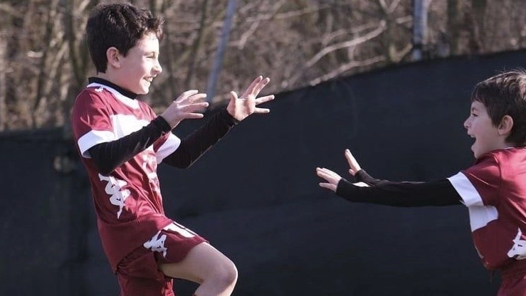 Due giovani calciatori del Vanchiglia che esultano dopo un goal segnato (Instagram)