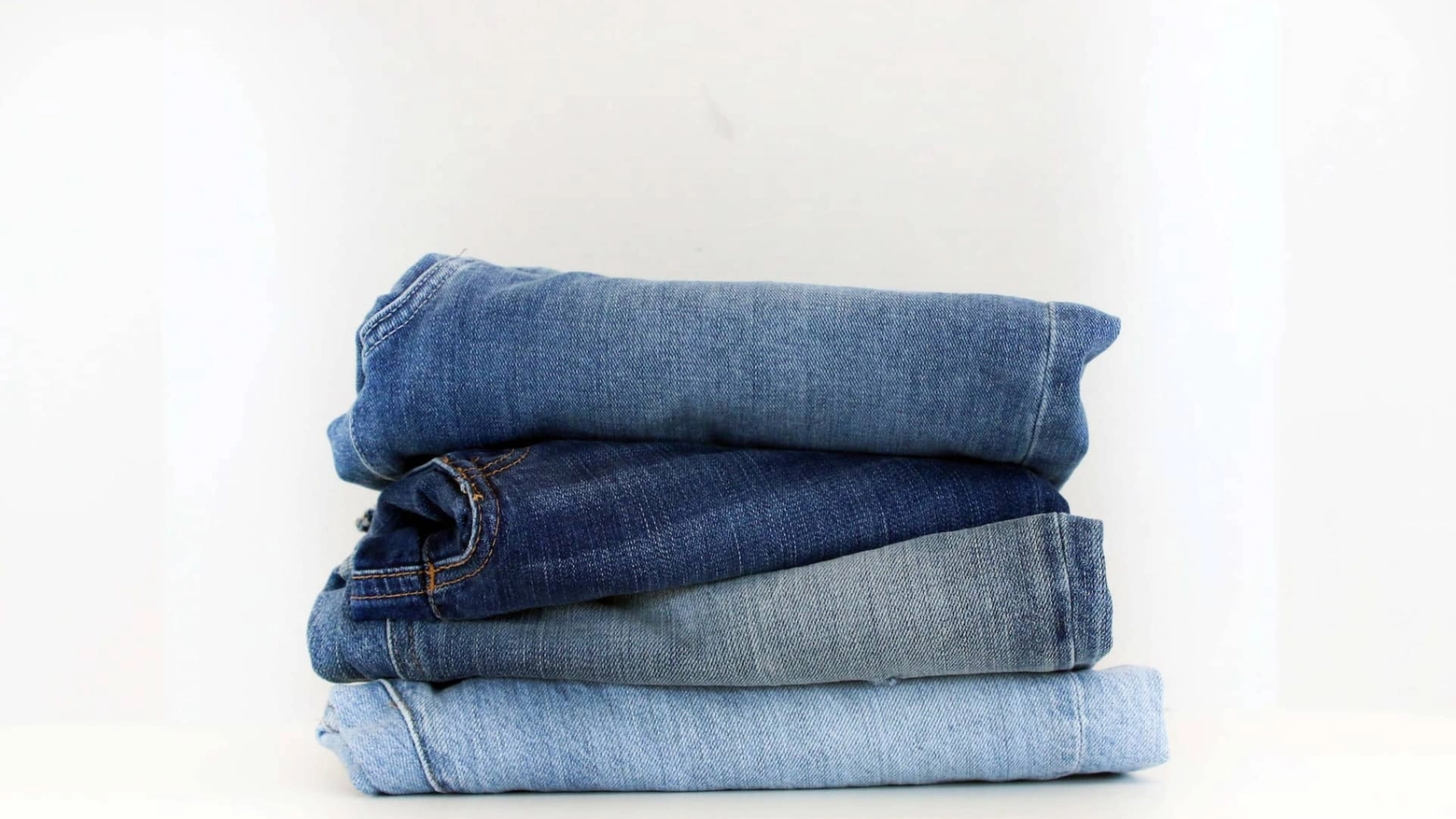 Alcuni tipi di lavorazione dei jeans, quelle più economiche, sprigionano microfibre nell'aria. Respirarle è rischioso