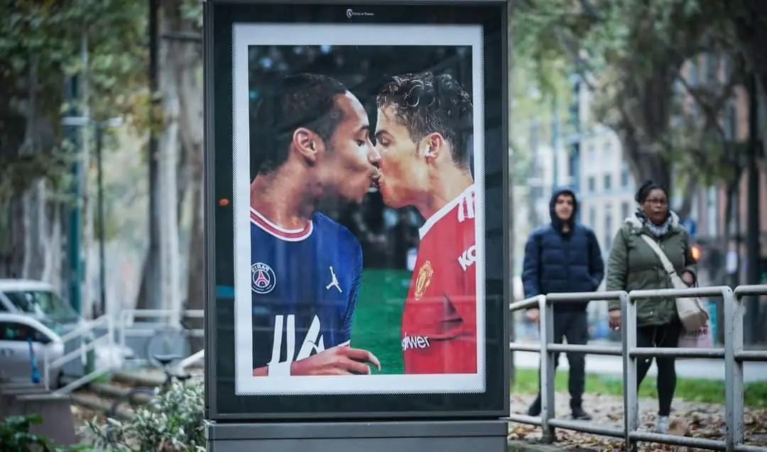 Mondiali in Qatar, bacio tra Kylian Mbappé e Cristiano Ronaldo. "Hanno FIFA dei gay"