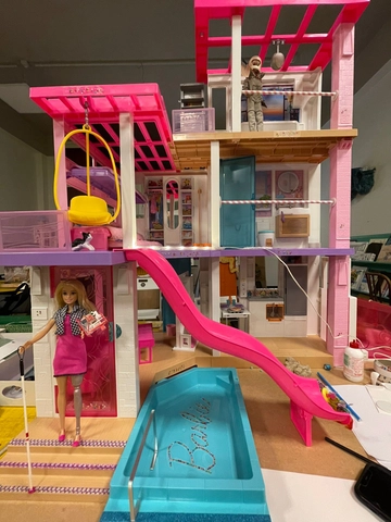 Barbie cieca al museo Omero: “La casa dei sogni per ipovedenti”