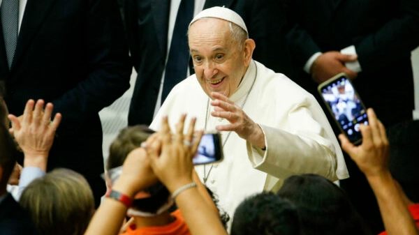 Papa: con il sorriso tra fedeli, ad un mese dall'intervento
