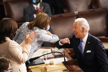 Stati Uniti: due donne al fianco del Presidente nel suo primo discorso al Congresso. "Nessuno lo aveva mai fatto. Era ora"