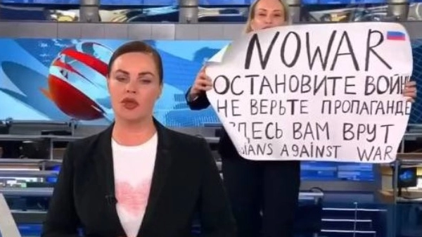 Marina Ovsyannikova, la giornalista che ha fatto irruzione durante il tg russo