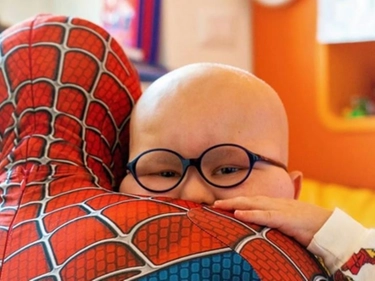 Spiderman, chi è l'Uomo Ragno in ospedale che fa sorridere 1500 bambini l'anno: "Nato per fare questo"