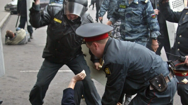 RUSSIA: POLIZIA NELLA BUFERA
