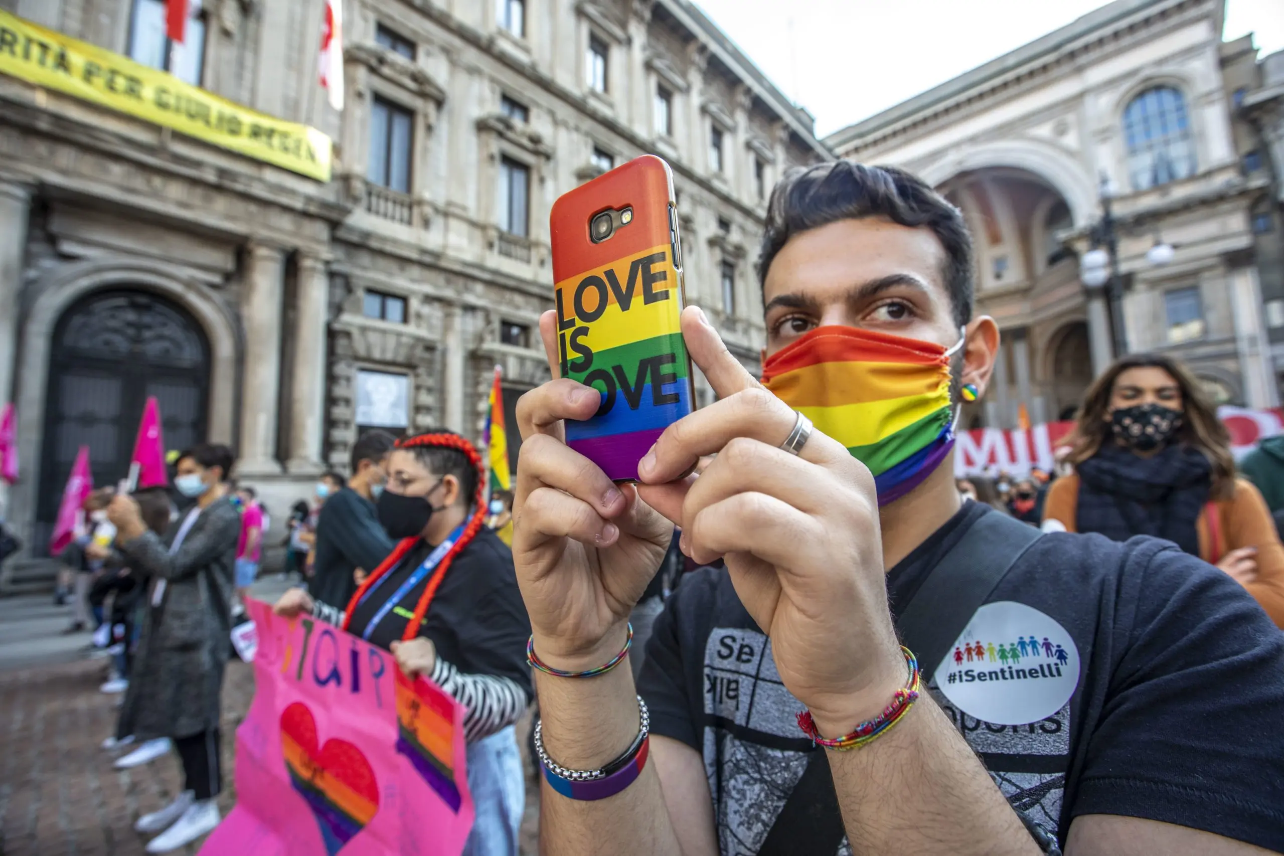 Discriminazioni contro le persone Lgbt+: in otto comuni scattano le multe da 500 euro