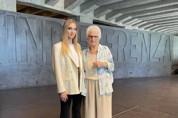 Chiara Ferragni e Liliana Segre insieme al memoriale della Shoah a Milano