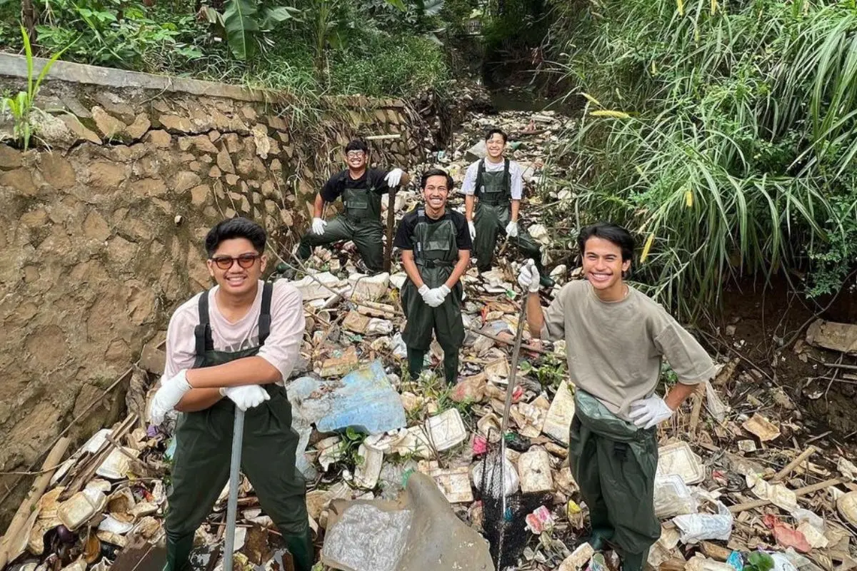 Star su TikTok, puliscono fiumi e spiagge inquinate dell'Indonesia