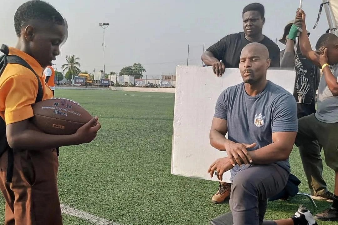 Un momento dello spot girato dalla Nfl in Ghana per promuovere il football in Africa