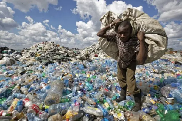 Ambiente, l'Onu firma una "risoluzione storica" sull'inquinamento da plastica. Ecco cosa prevede