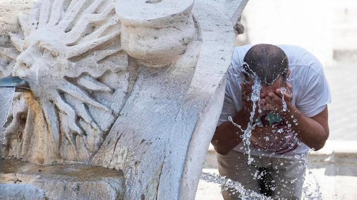 Roma: turisti si difendono dal caldo