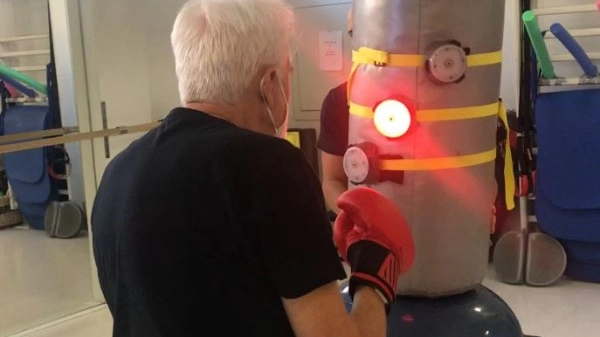 Un gancio al Parkinson: l’allenamento dei ’boxer’ speciali