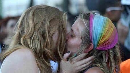 La Slovenia legalizza i matrimoni tra coppie omosessuali e le adozioni gay (Foto Ansa)