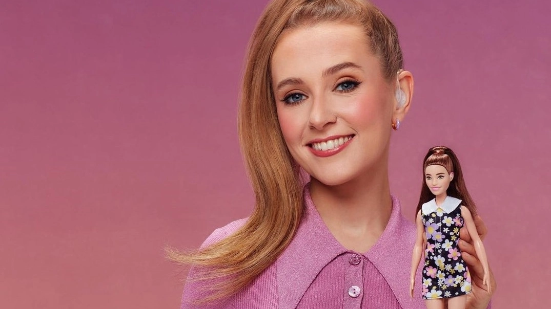 L'attrice sorda Rose Ayling-Ellis presenta la Barbie con l'apparecchio acustico (Instagram)