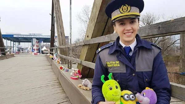 Il ponte di peluche che accoglie i bimbi in Romania
