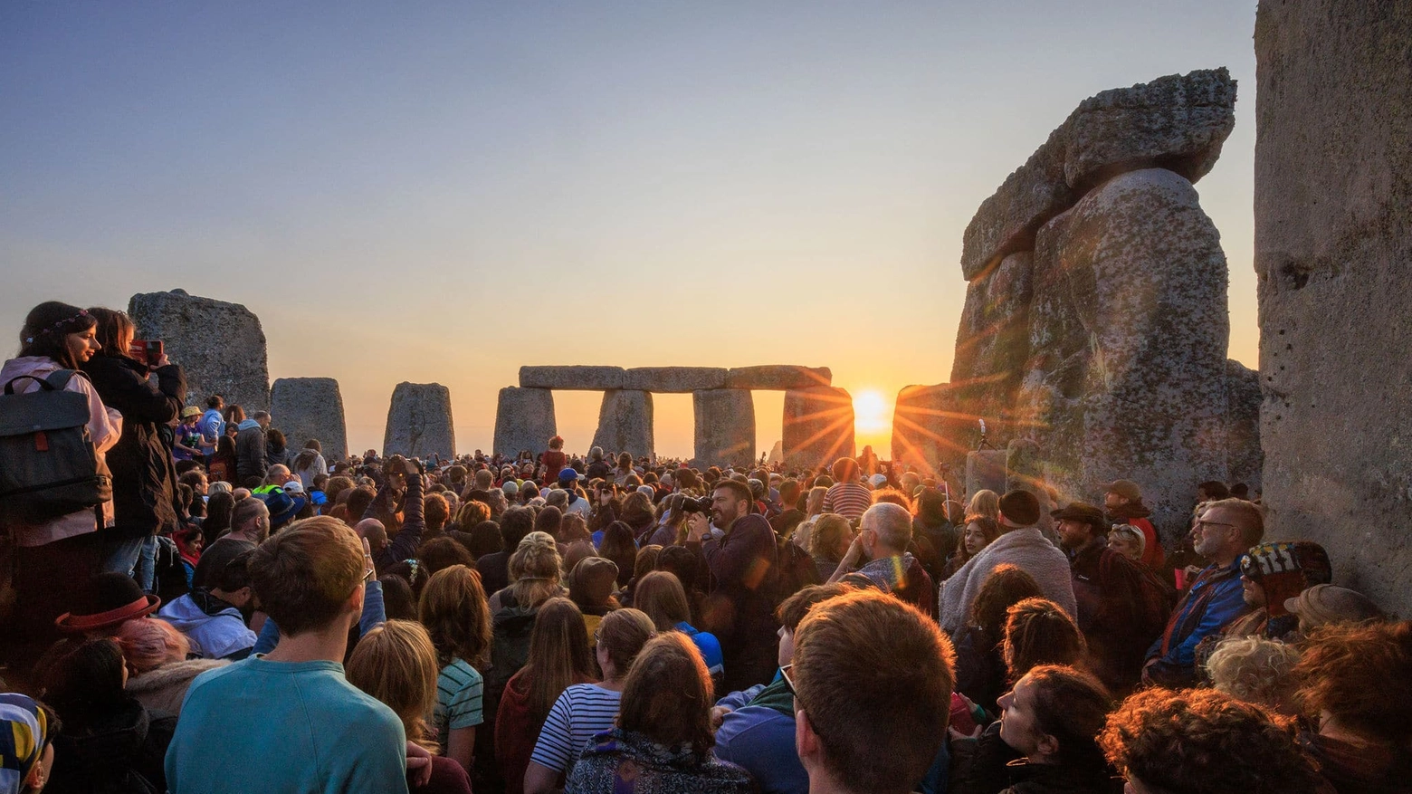 L'alba a Stonehenge nel giorno del solstizio d'estate (Facebook)