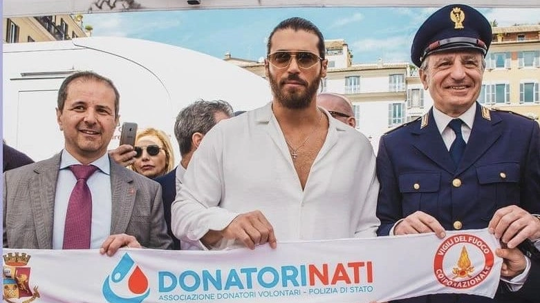 L'attore turco Can Yaman durante la promessa di rinnovo come donatore di sangue (Instagram)