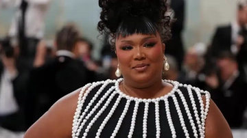 Lizzo replica alle ballerine che l'accusano: "Tutto falso"