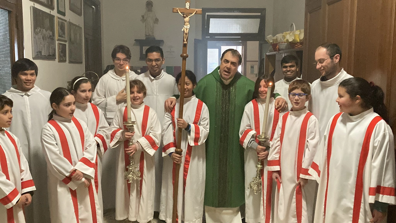 Padre Pasquale Albisinni insieme ai ragazzi della parrocchia
