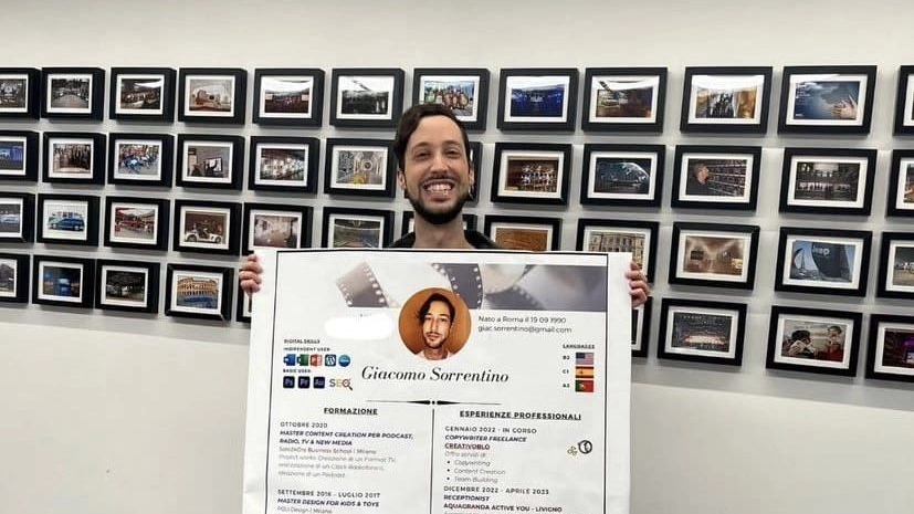 Giacomo Sorrentino vestito da Curriculum pronto per andare a cercare lavoro nelle aziende romane (Instagram)