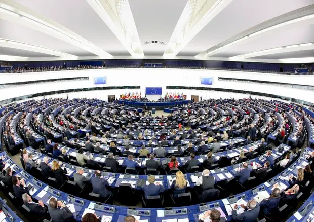 Parlamento europeo, svolta sull'aborto: sì all'inserimento nella Carta dei diritti