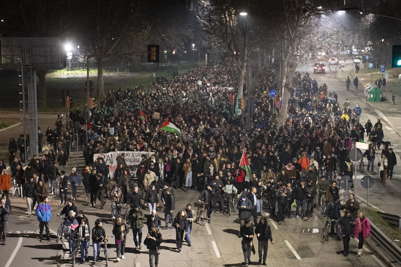 Scontri davanti alla Rai. Corteo pro Palestina:  i manifestanti premono,  partono le manganellate