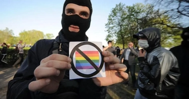 Russia, prime condanne al movimento Lgbt: neanche i gioielli passano inosservati