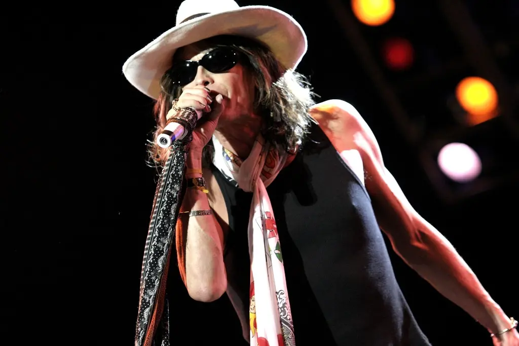 Steven Tyler degli Aerosmith è accusato di violenza sessuale su una minorenne