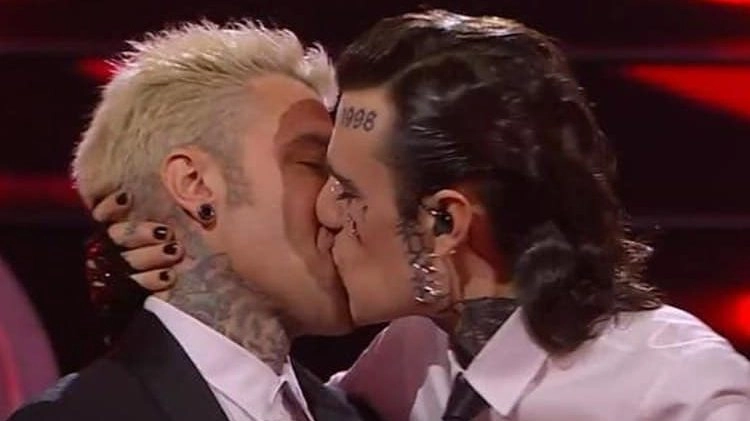 Il bacio tra Rosa Chemical e Fedez durante la finale di Sanremo 2023 (Instagram)