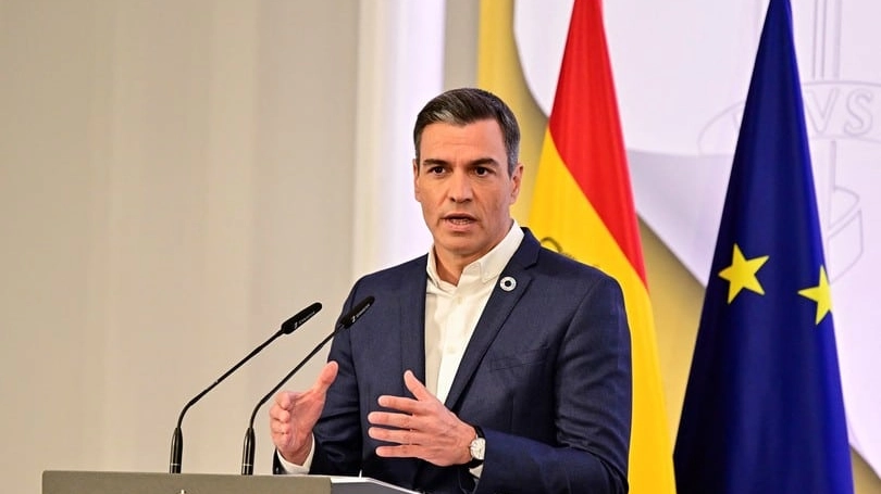 Il presidente del governo Pedro Sanchez senza cravatta