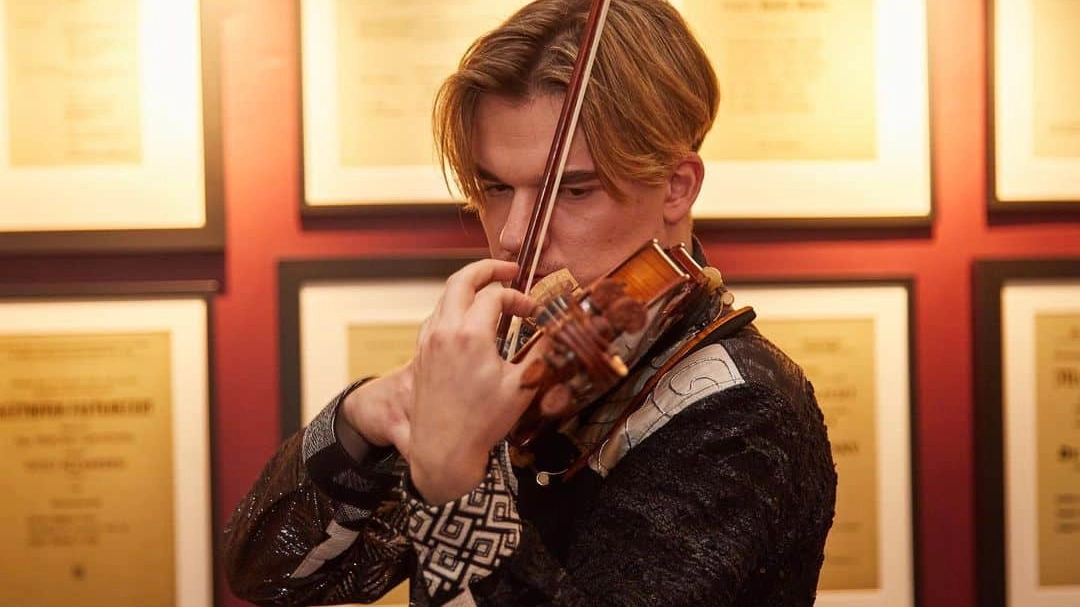 Yury Revich, giovane violinista russo che con la musica sostiene i "sogni" dei bambini (Instagram)